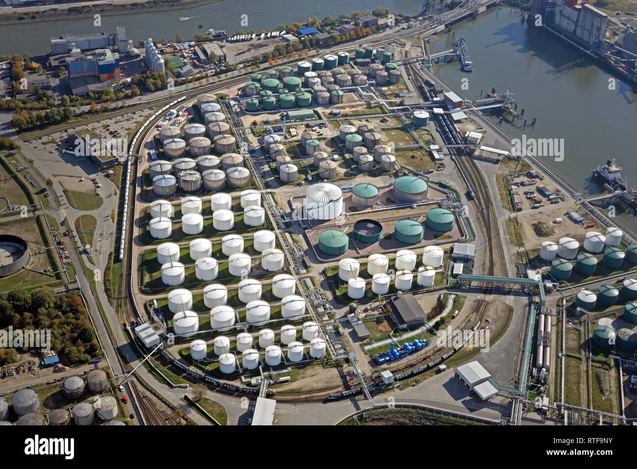 Vista aérea, Tank Farm Vopak, almacenamiento de hidrocarburos, gas y productos químicos, el puerto de Hamburgo, Hamburgo, Alemania. Foto de stock