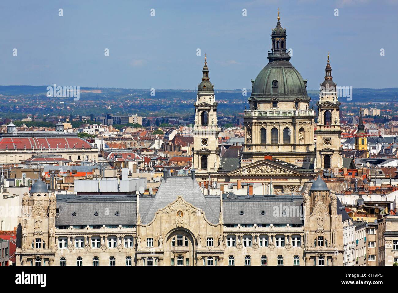 Vista de la ciudad con el palacio Gresham y la Basílica de San Esteban, Distrito de Pest, en Budapest, Hungría Foto de stock