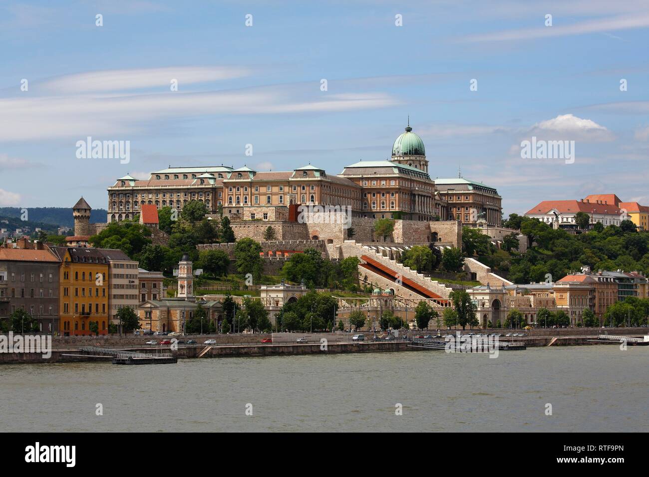 Palacio Castillo en el Danubio, el distrito del Castillo de Buda, en Budapest, Hungría Foto de stock