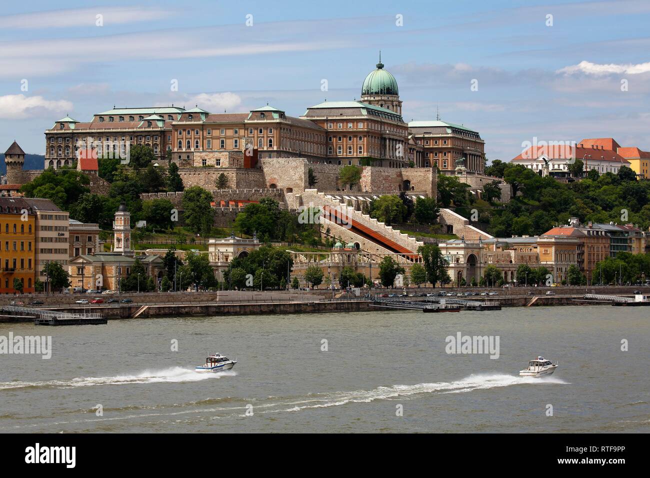 Palacio Castillo en el Danubio, visto desde el distrito de Pest, barrio del castillo de Budapest, Hungría Foto de stock