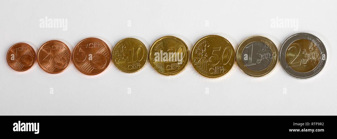 Euros y céntimos en una fila, 1%, 2%, 5 céntimos, 10 céntimos, 20 céntimos, 50 céntimos, 1 euro, 2 monedas de euro, Alemania Foto de stock