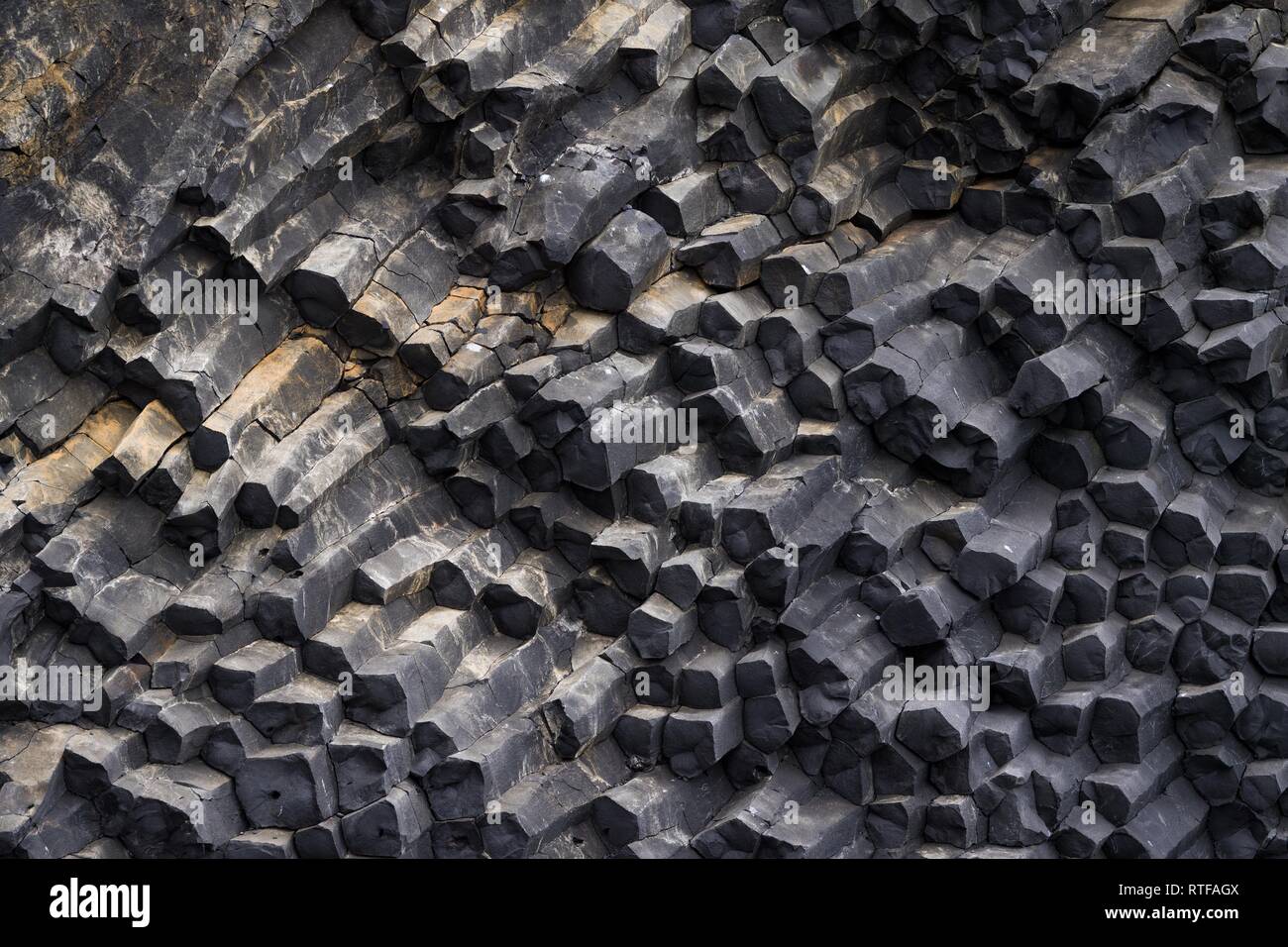 Columnas de basalto de la roca de la lava, lava basáltica, Reynisfjara, cerca de Vík í Mýrdal, costa sur, Islandia Foto de stock
