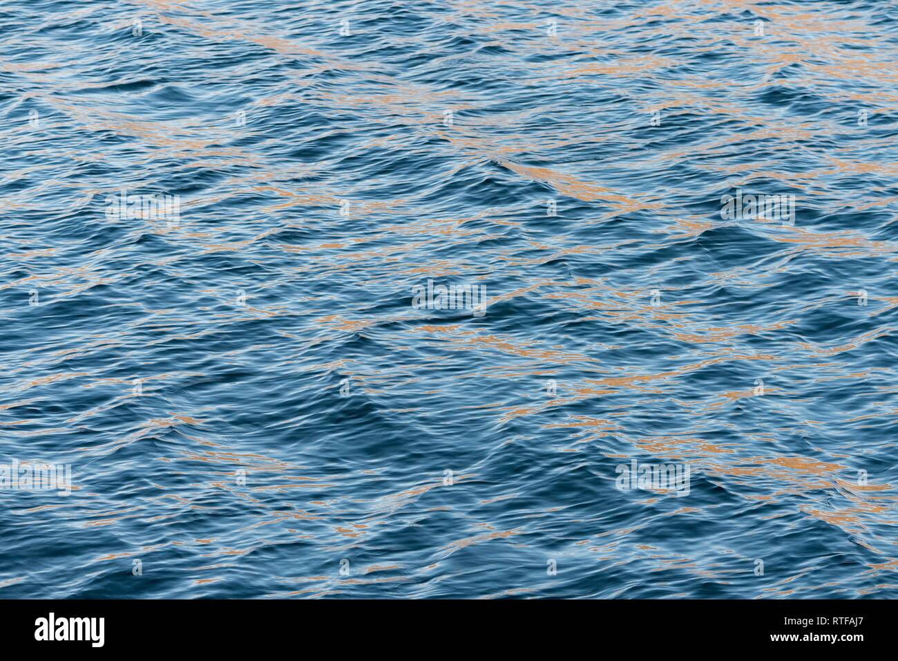 Superficie de agua ondulante, la superficie del mar, el mar de Groenlandia, Groenlandia Foto de stock