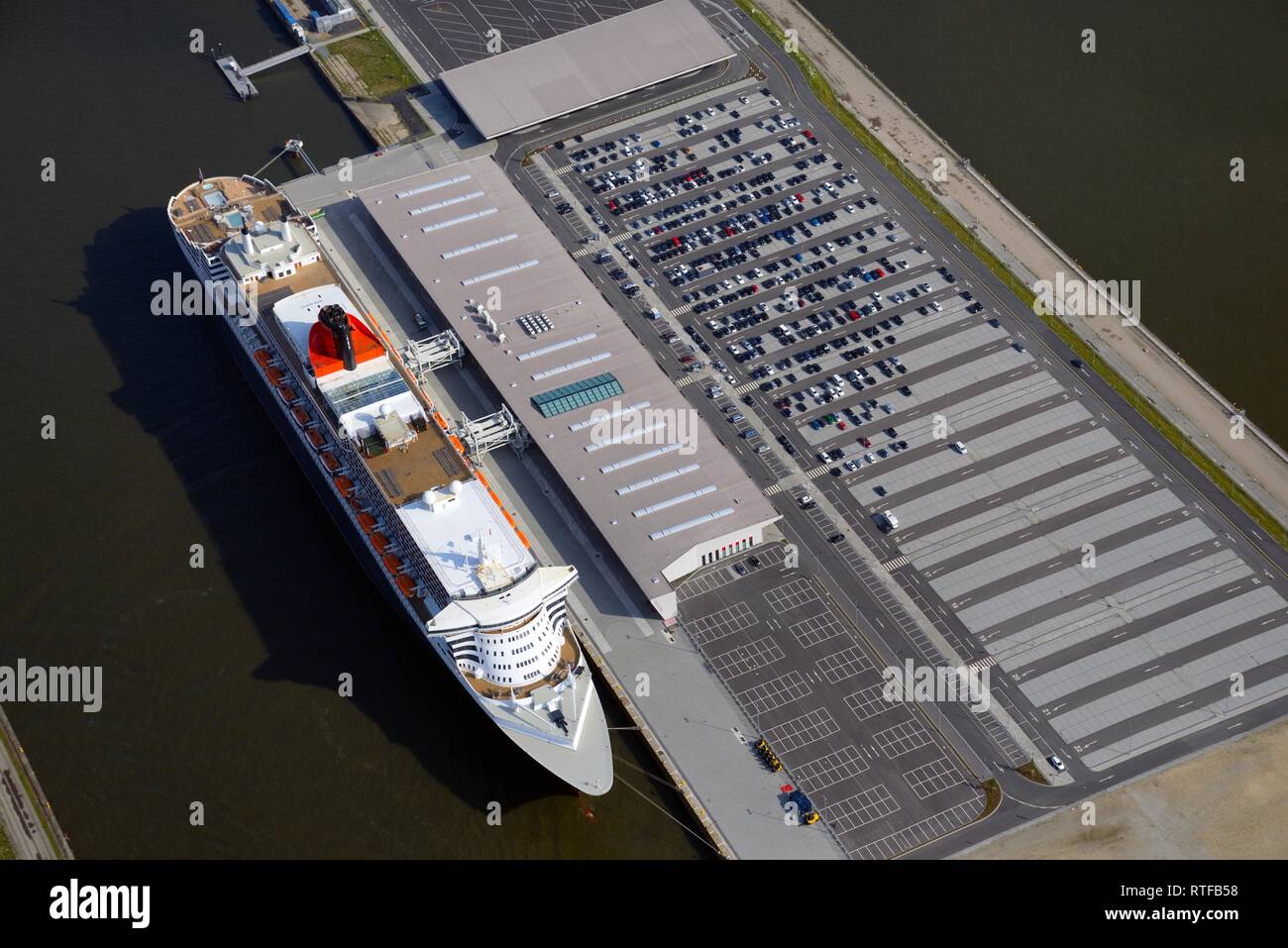 Vista aérea, Queen Mary 2 en el embarcadero con aparcamiento, Hamburgo, Alemania. Foto de stock