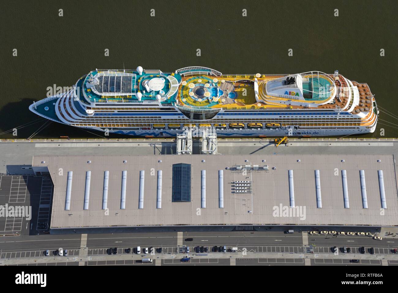 Vista aérea, Aidamar cruceros en el muelle en el puerto, Hamburgo, Alemania. Foto de stock
