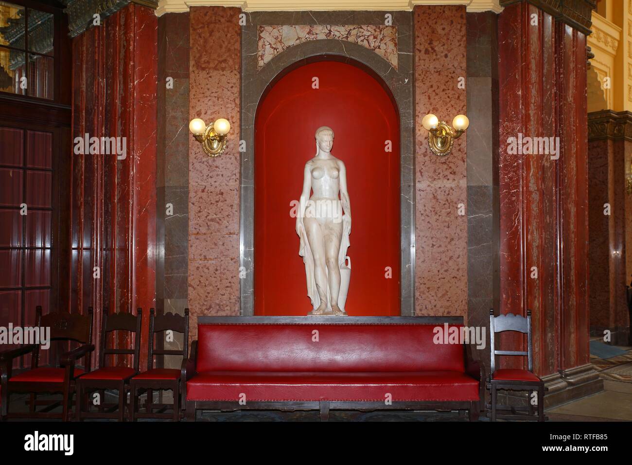 El Art Nouveau figura en el hall de entrada del spa Gellert-Bad, Hotel Gellert Budapest, Hungría Foto de stock