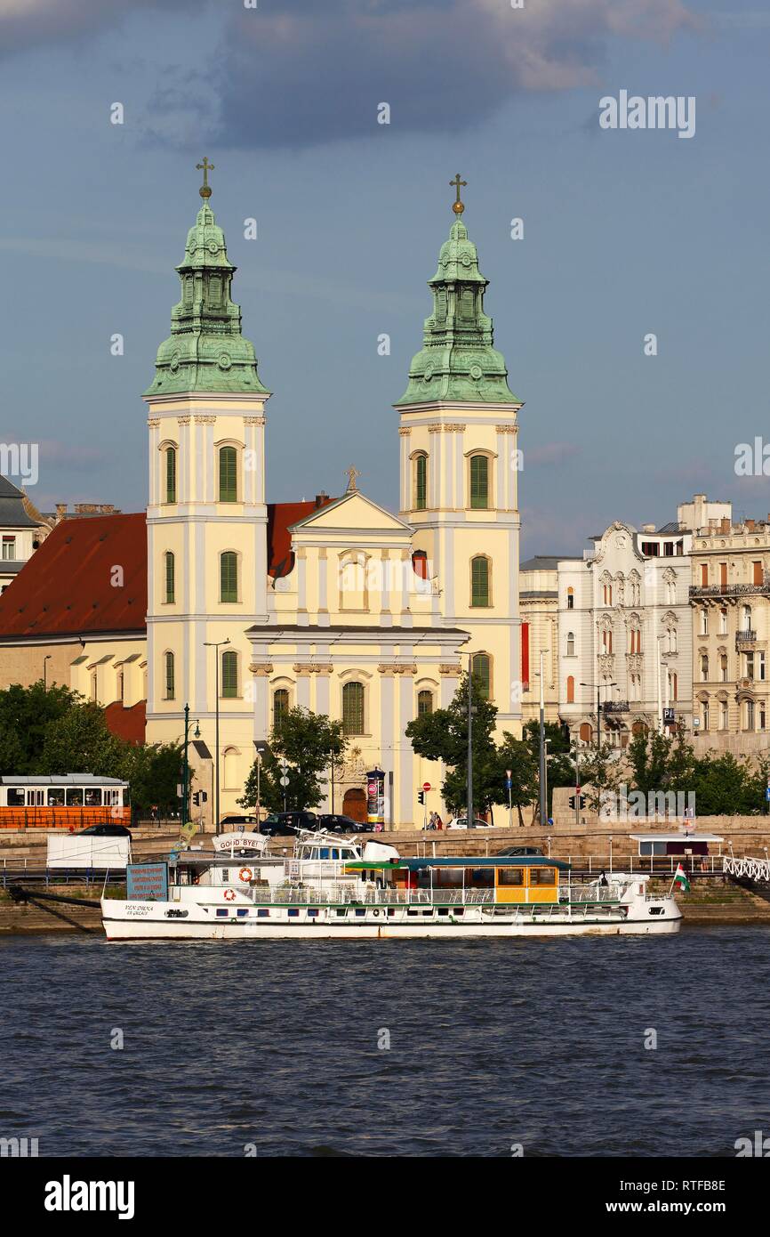 Interior de la iglesia parroquial de la ciudad, la Iglesia de Nuestra Señora en el Danubio, el distrito de Pest, en Budapest, Hungría Foto de stock