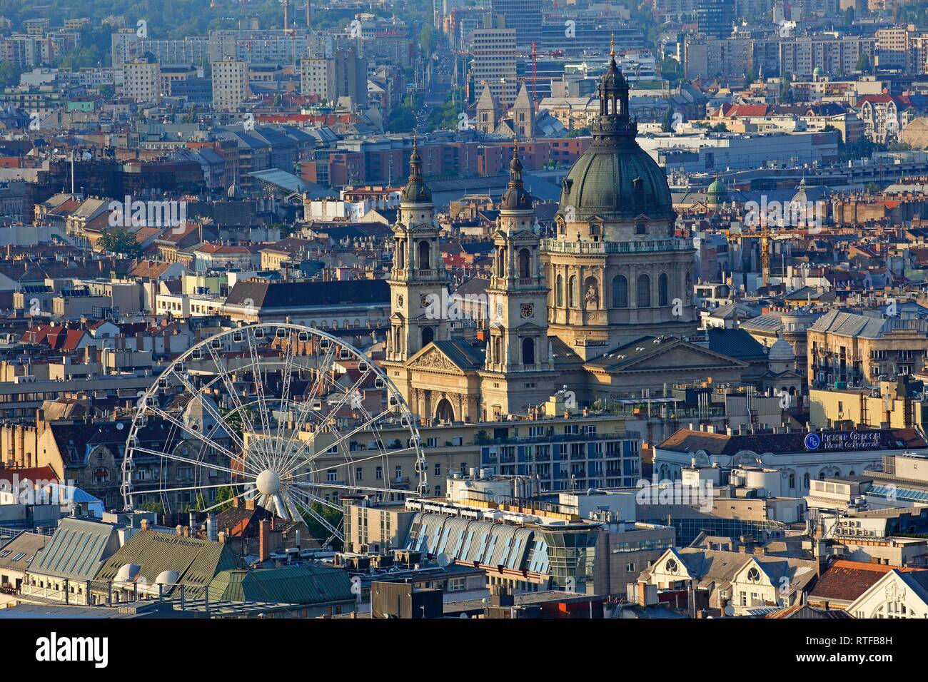 Vista de la ciudad con la Basílica de St.-Stephans, Distrito de Pest, en Budapest, Hungría Foto de stock