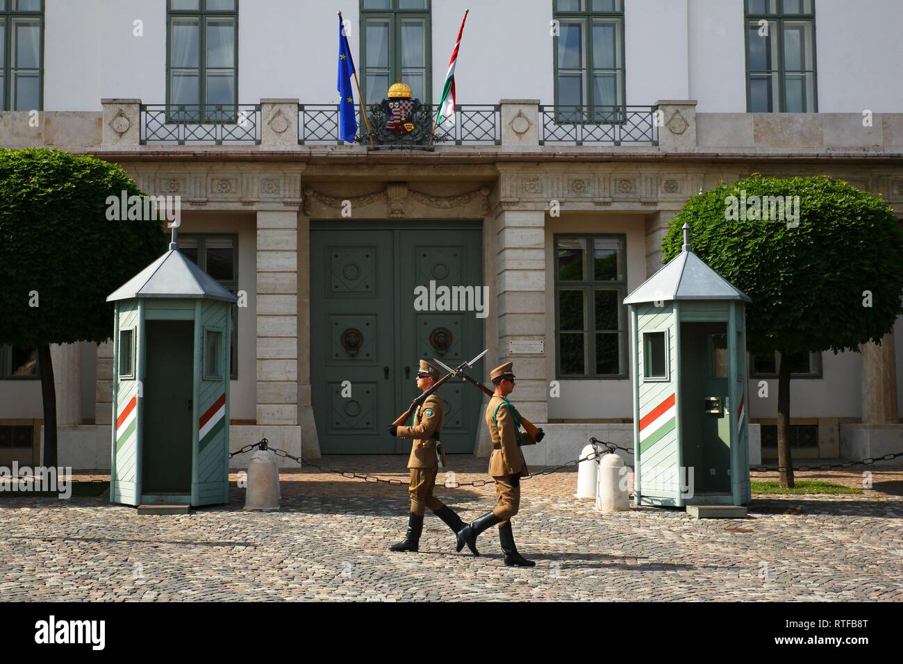 Soldados de la guardia delante del Palacio Presidencial Palacio Sándor, Sandor Palace, el barrio del Castillo de Buda, Budapest, distrito Foto de stock