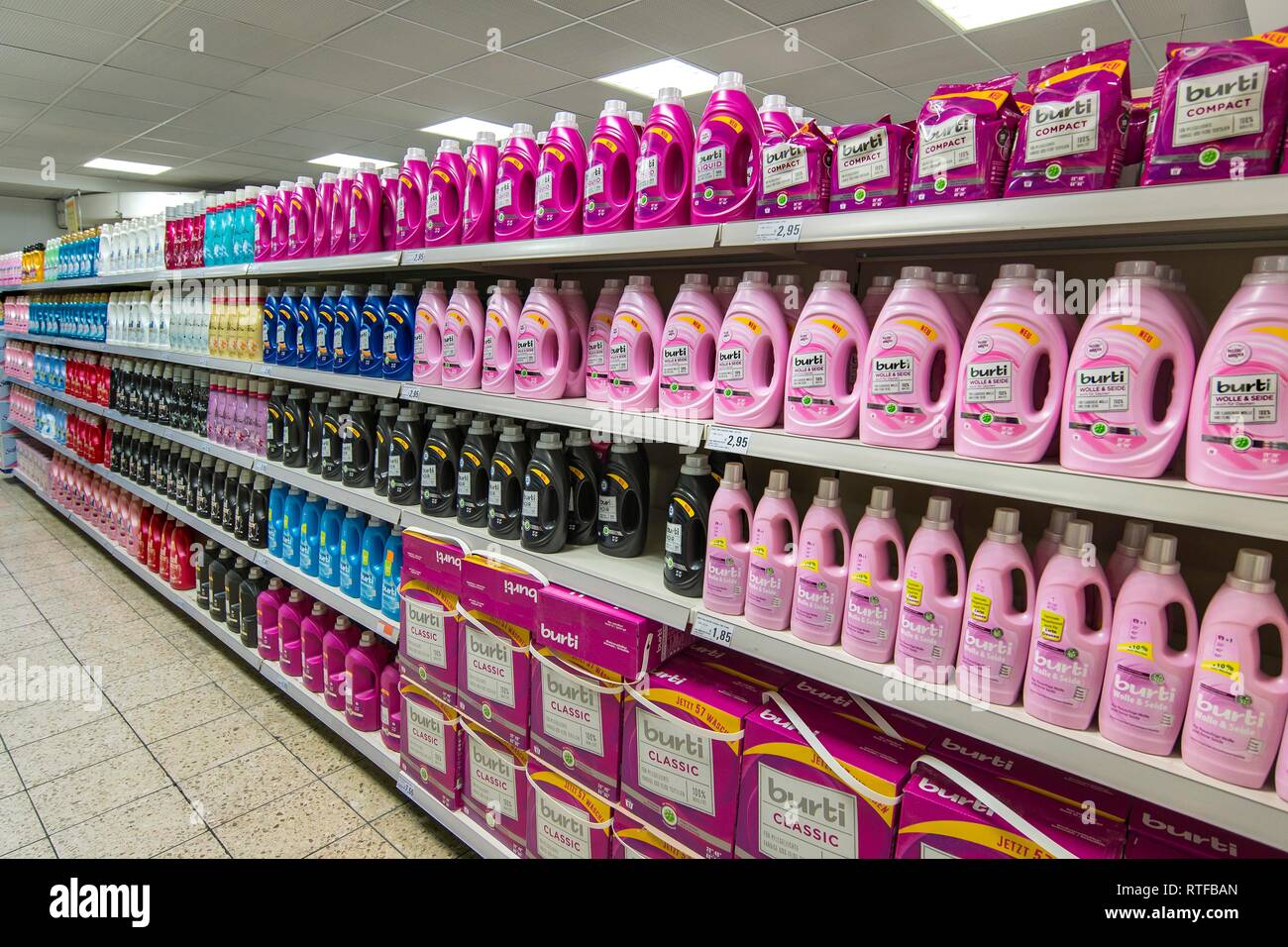 Los estantes con detergentes en el supermercado, Munich, la Alta Baviera, Baviera, Alemania Foto de stock