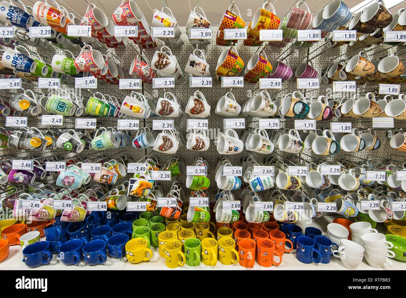Varias tazas de café en el supermercado, Munich, la Alta Baviera, Baviera, Alemania Foto de stock