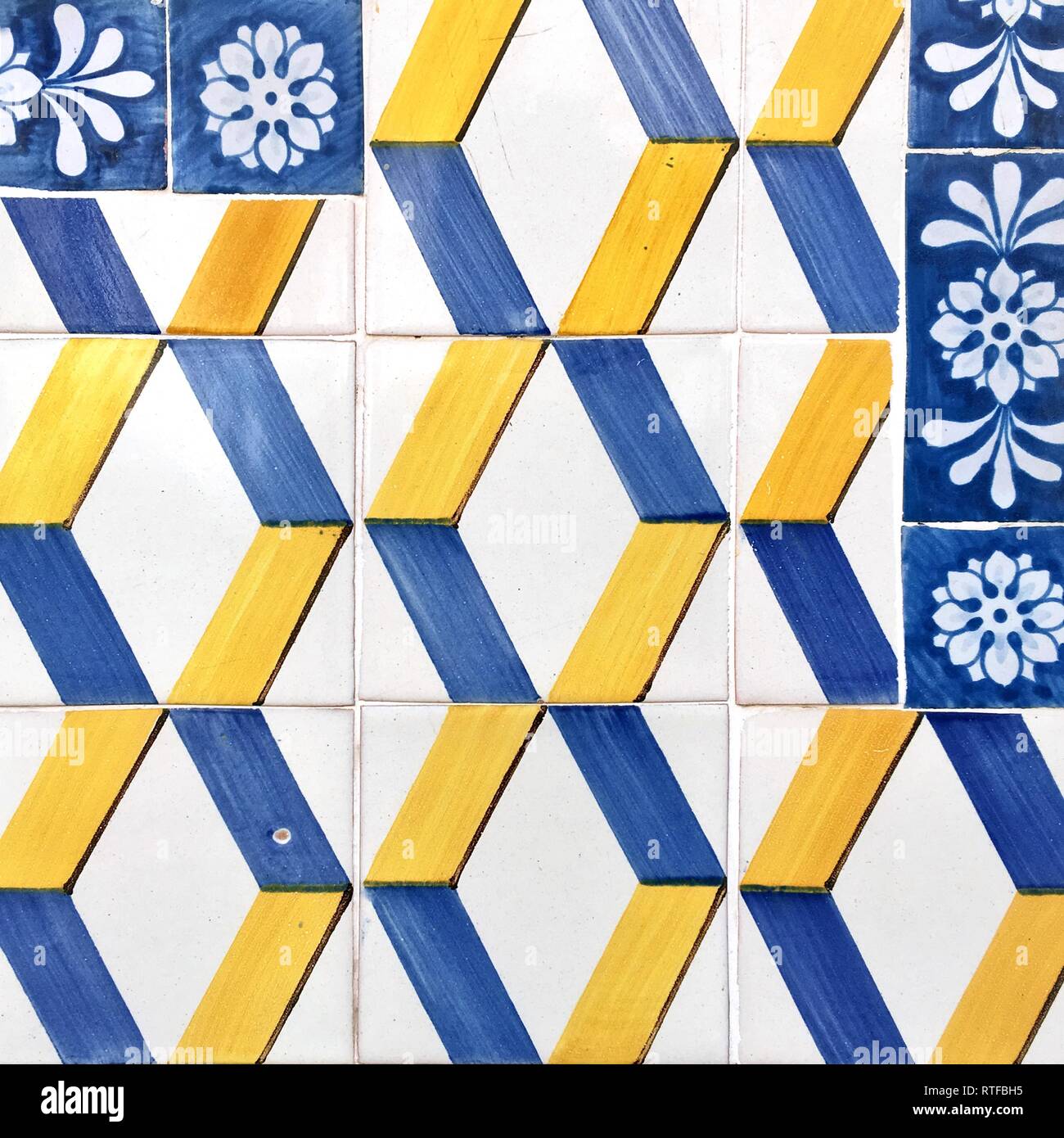 Patrón de mosaico, detalle de la fachada de la casa de azulejos, Lisboa, Portugal Foto de stock