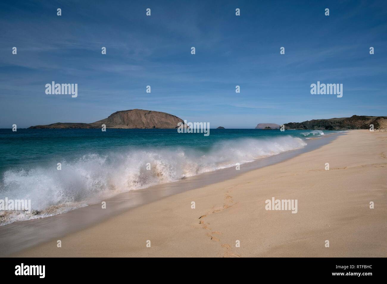 Las olas en la playa de arena, playa de las conchas en el norte, La  Graciosa, Islas Canarias, España Fotografía de stock - Alamy