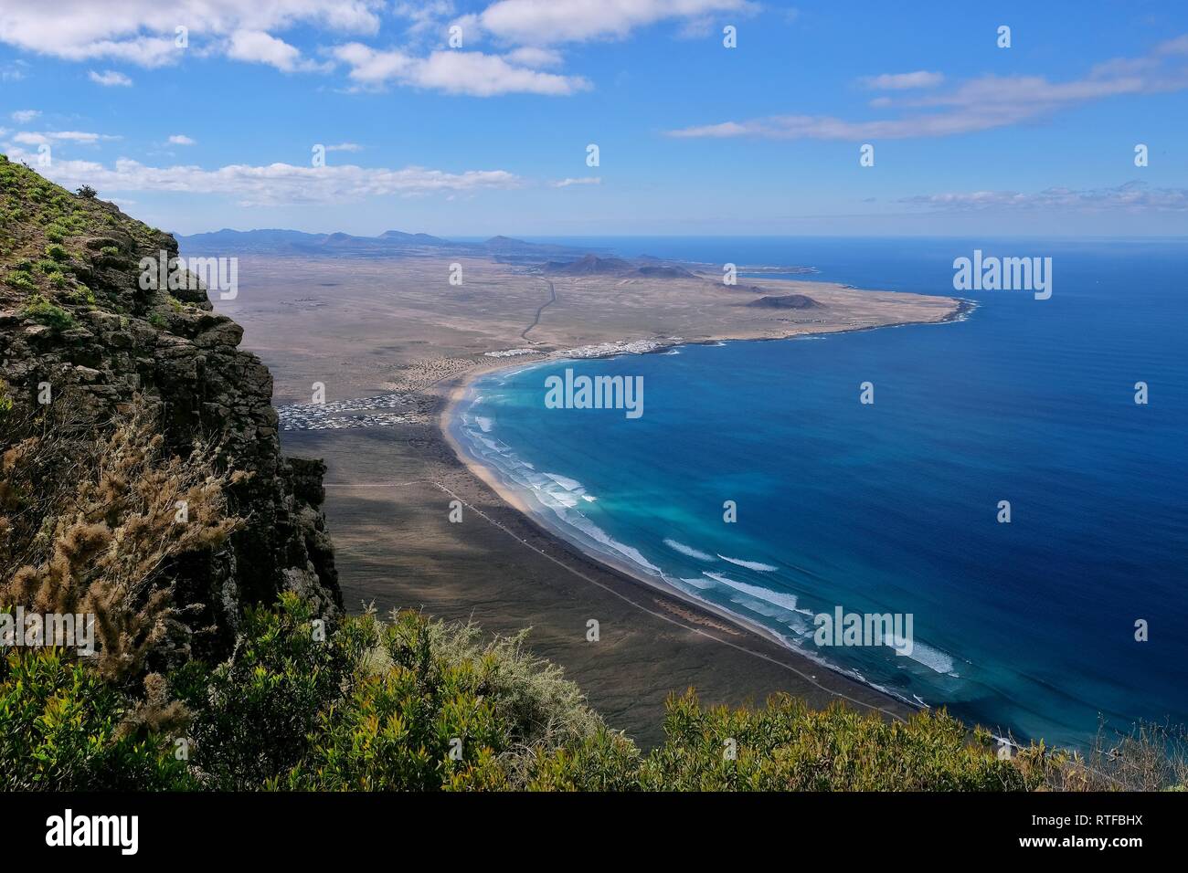 Vista desde el Mirador del bosquecillo de Caleta de Famara con playa de Famara, Lanzarote, ESPAÑA Foto de stock