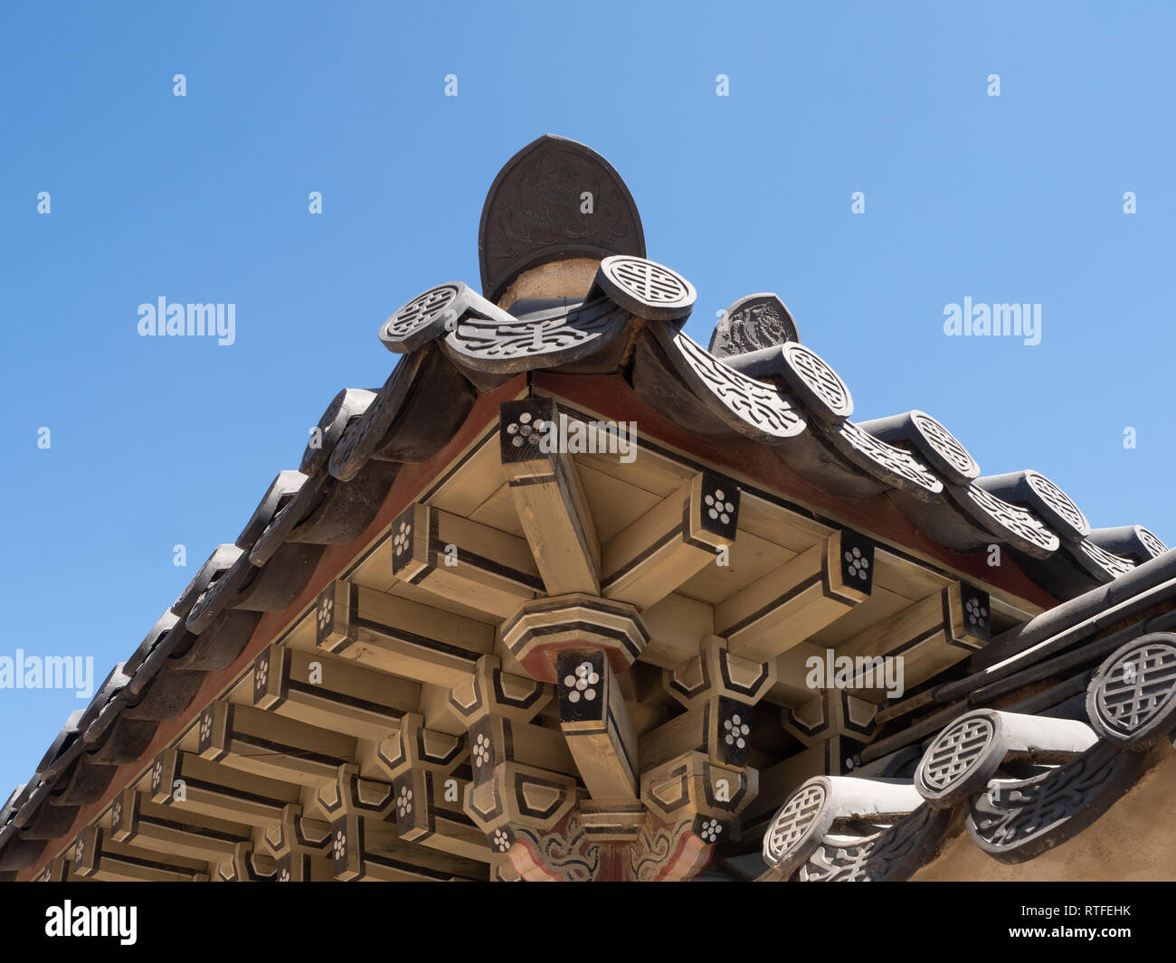 El techo, aleros y estatuas decorativas en el Palacio Gyeongbokgung en  Seúl, Corea del Sur Fotografía de stock - Alamy