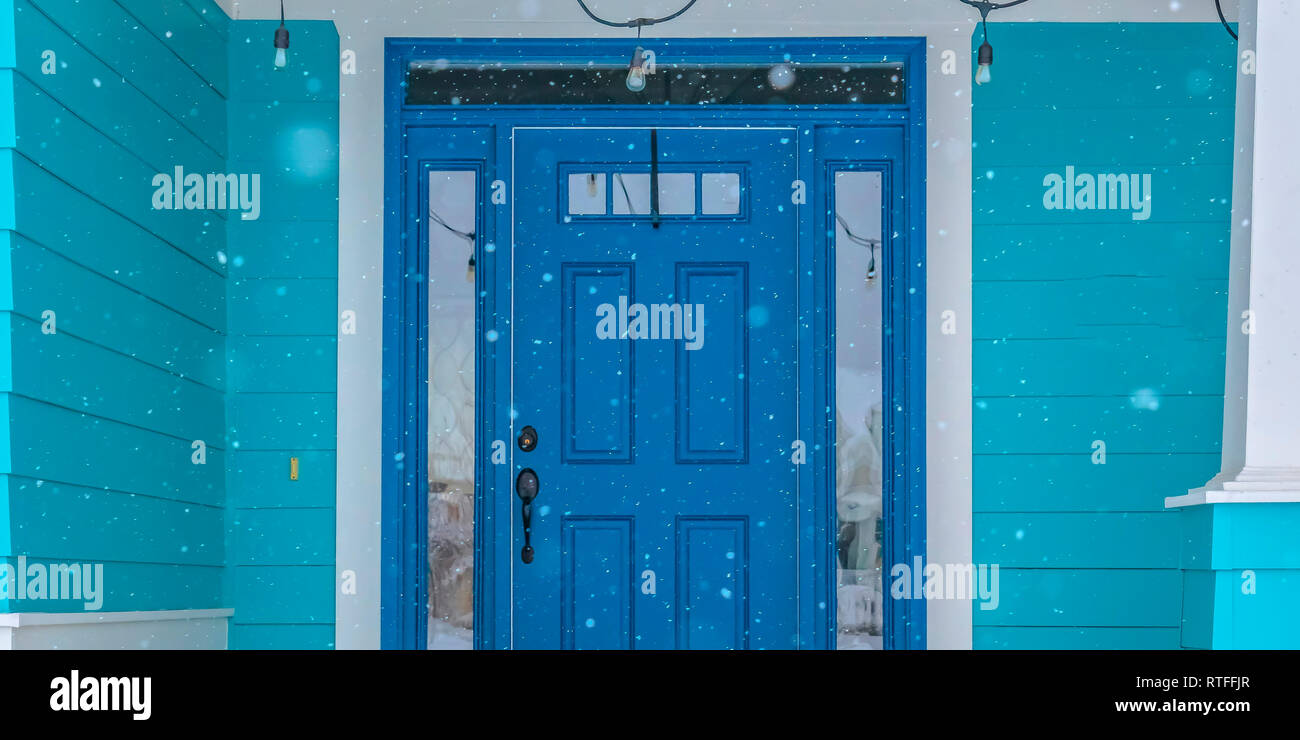 Puerta Acristalada De Cristal Azul De Un Hogar Con La Pared Azul