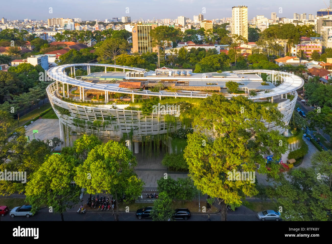 Vista superior de la antena de la casa de la cultura de los niños de la calle Le Quy Don, Ho Chi Minh, con el desarrollo de edificios, transporte. Vietnam Foto de stock