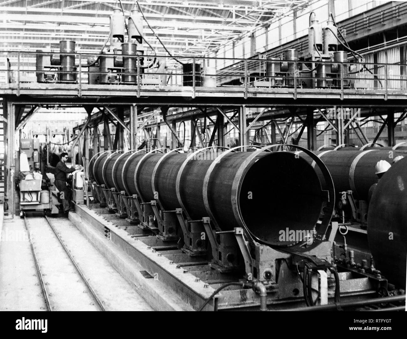 La industria del hierro y el acero, tubos de soldadura, Italia 1962  Fotografía de stock - Alamy