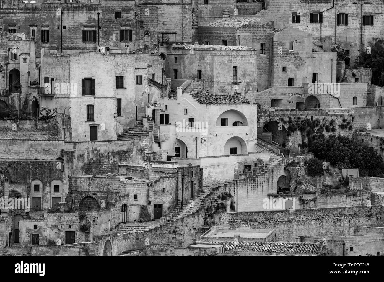 Sorprendentes primeros vista en blanco y negro de la antigua ciudad de Matera, los Sassi di Matera, Basilicata, en el sur de Italia, detalles arquitectónicos y edificios Foto de stock