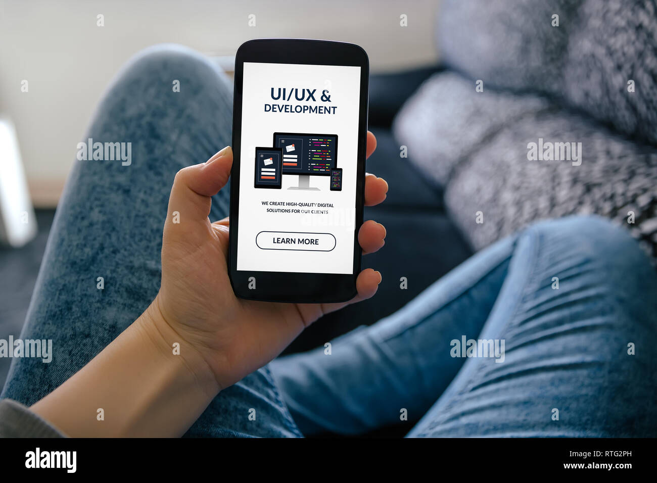 Chica sujetando smart phone con UI/UX Diseño y concepto del desarrollo en la pantalla. Todo el contenido de la pantalla está diseñado por mí Foto de stock