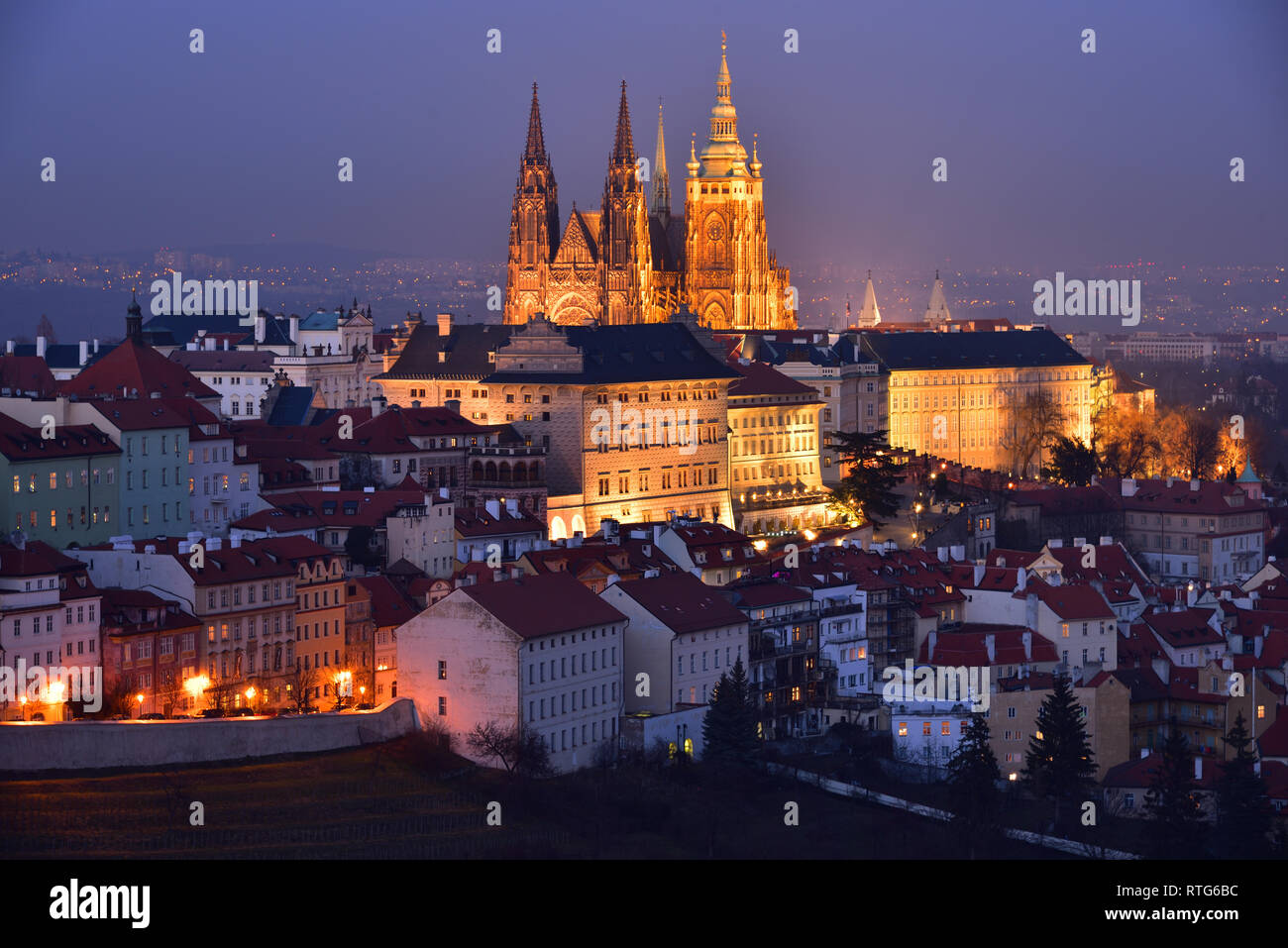 El Castillo de Praga y la Catedral de San Vito con iluminación nocturna. Noche de invierno. Vista desde el Monasterio de Strahov. Foto de stock