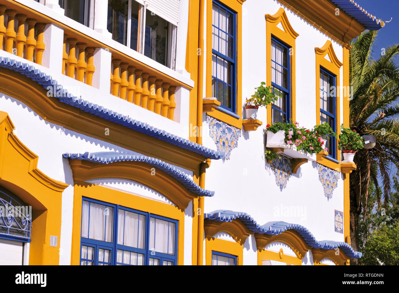 Detalle de la fachada de la casa colorida con amarillo y azul de windows Foto de stock