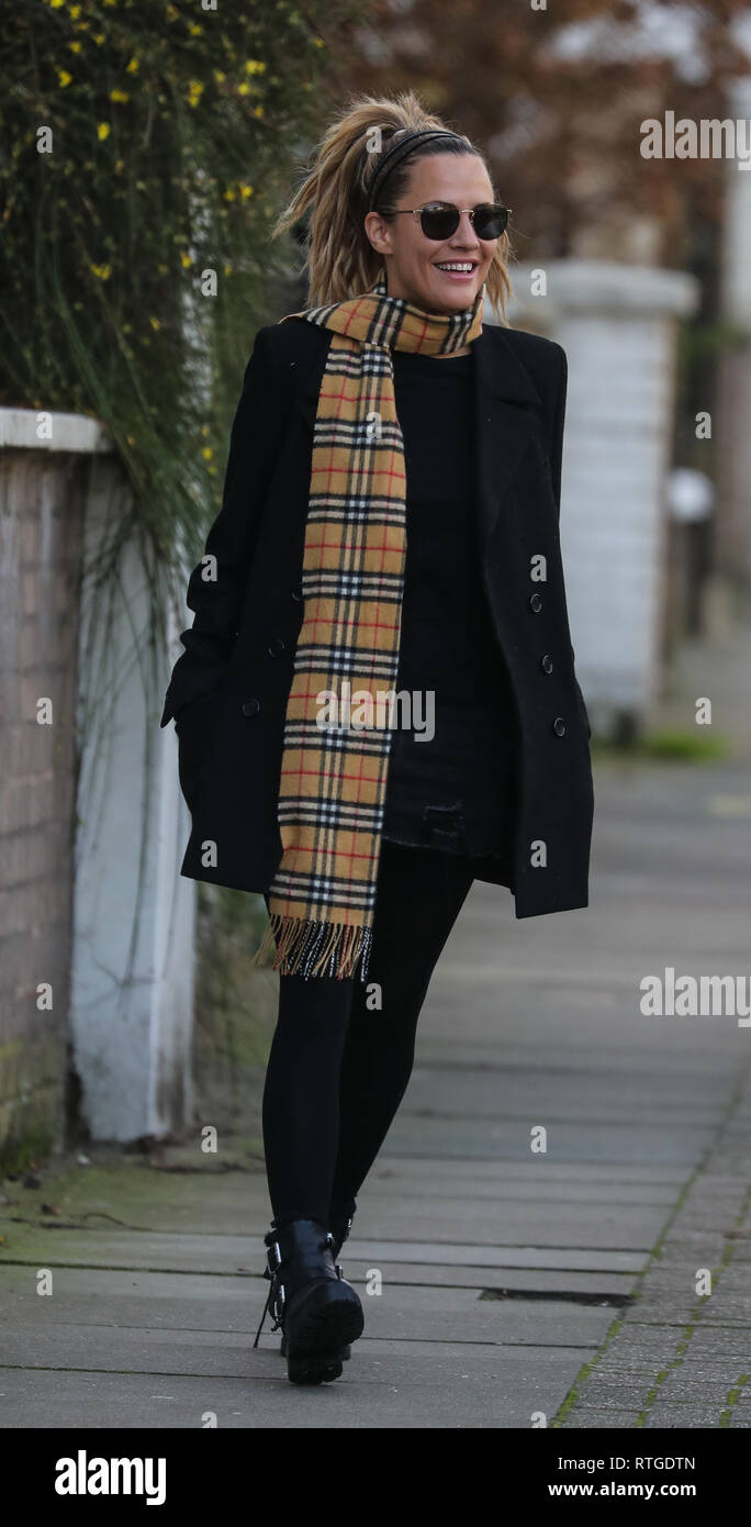 Caroline Flack camina cerca de su casa en Londres vistiendo un burberry  bufanda y aviador gafas de sol con: Caroline Flack donde: Londres, Reino  Unido cuando: 29 Jan 2019 Crédito: WENN.com Fotografía