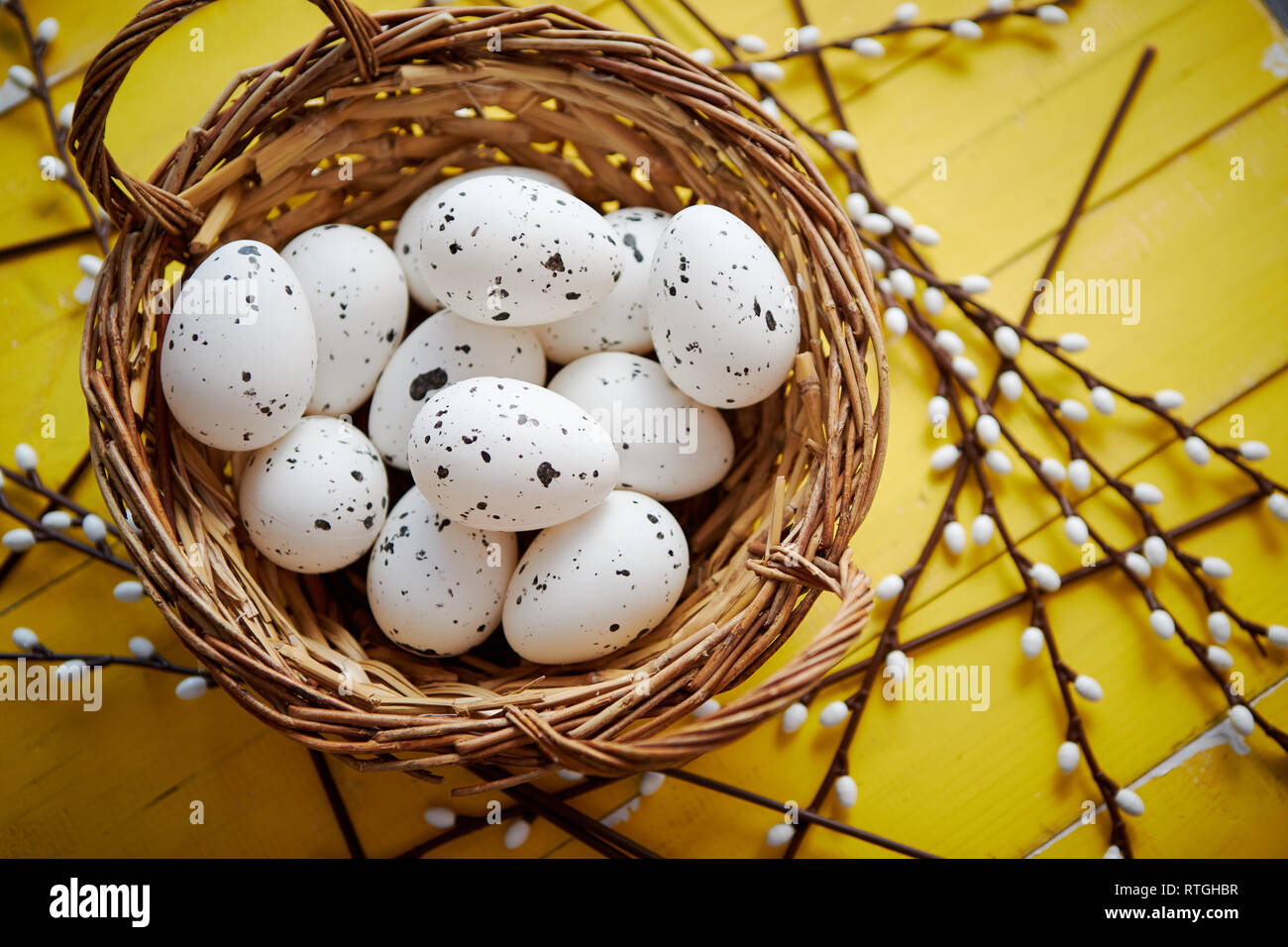 Los huevos de pollo entero en marrón cesta de mimbre. El concepto de vacaciones de Pascua Foto de stock