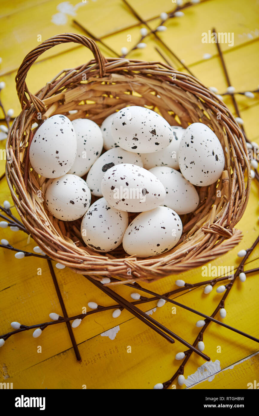 Los huevos de pollo entero en marrón cesta de mimbre. El concepto de vacaciones de Pascua Foto de stock