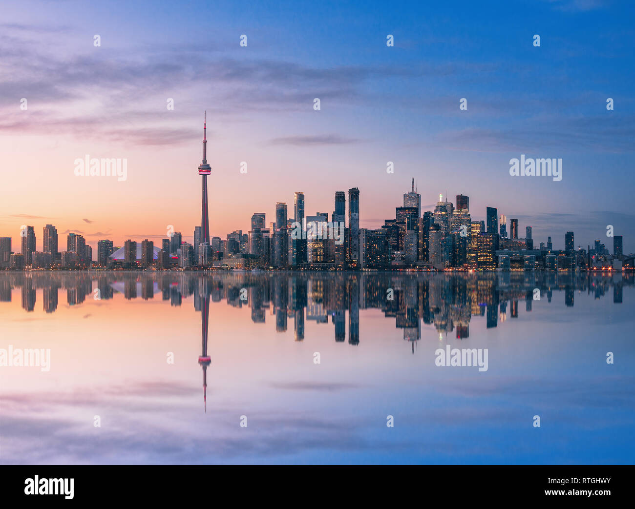Horizonte de Toronto al atardecer con reflexión - Toronto, Ontario, Canadá Foto de stock