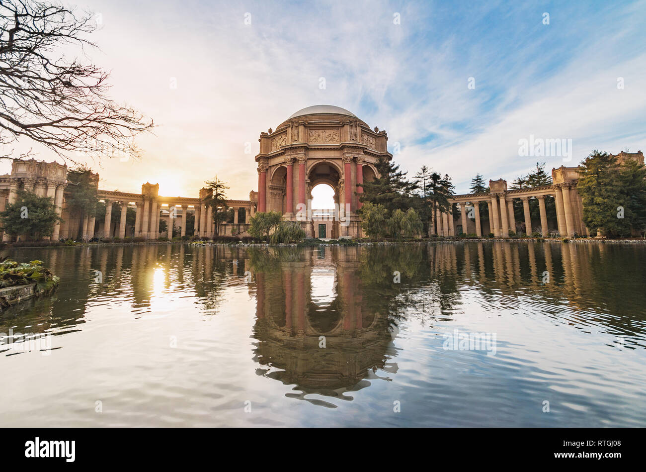 Atardecer en el Palacio de Bellas Artes - San Francisco, California, EE.UU. Foto de stock