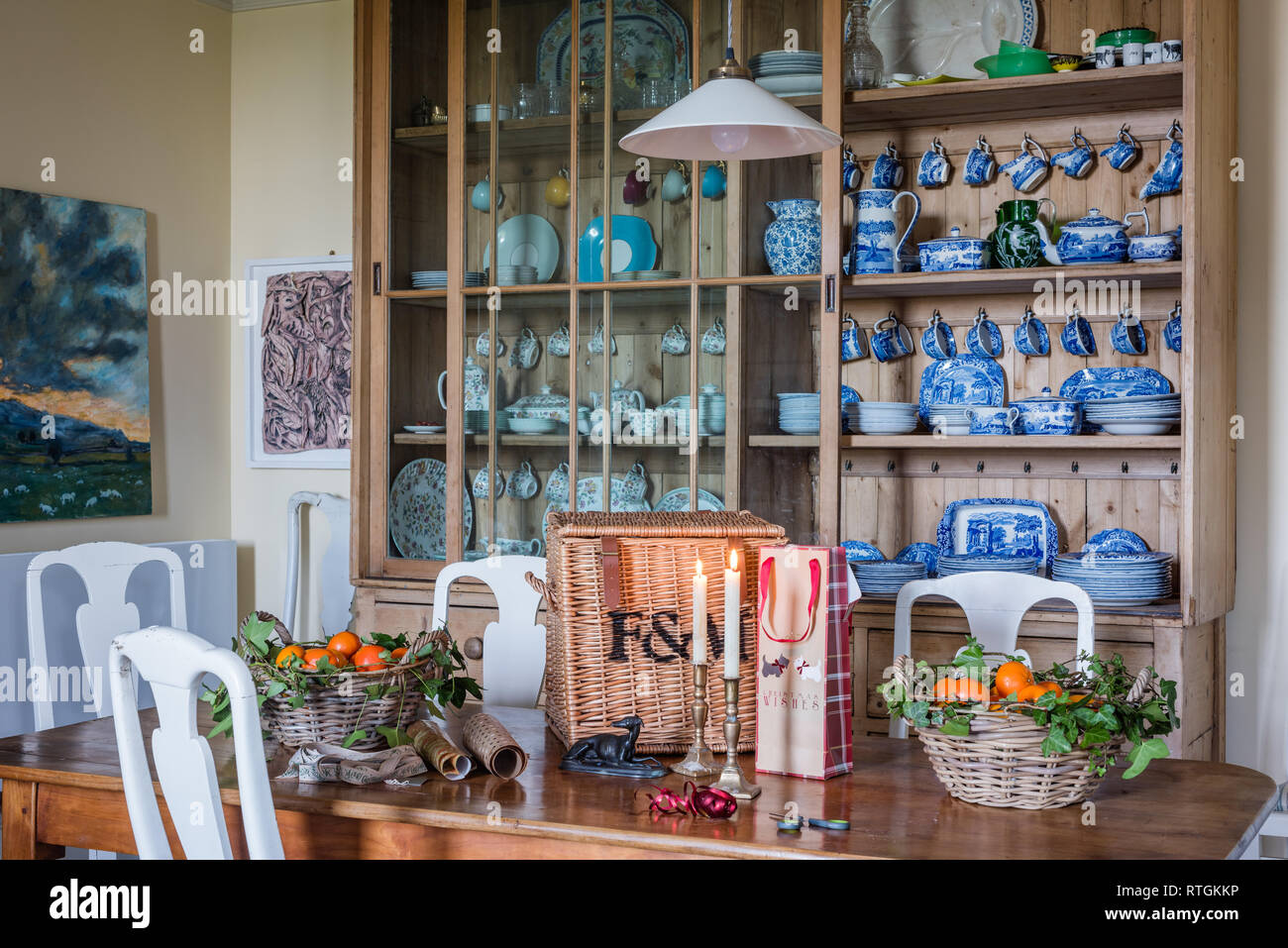 Pino, vidrio aparador de cocina con espacio para almacenar conjuntos de vajillas y velas y obstaculizan en mesa Foto de stock