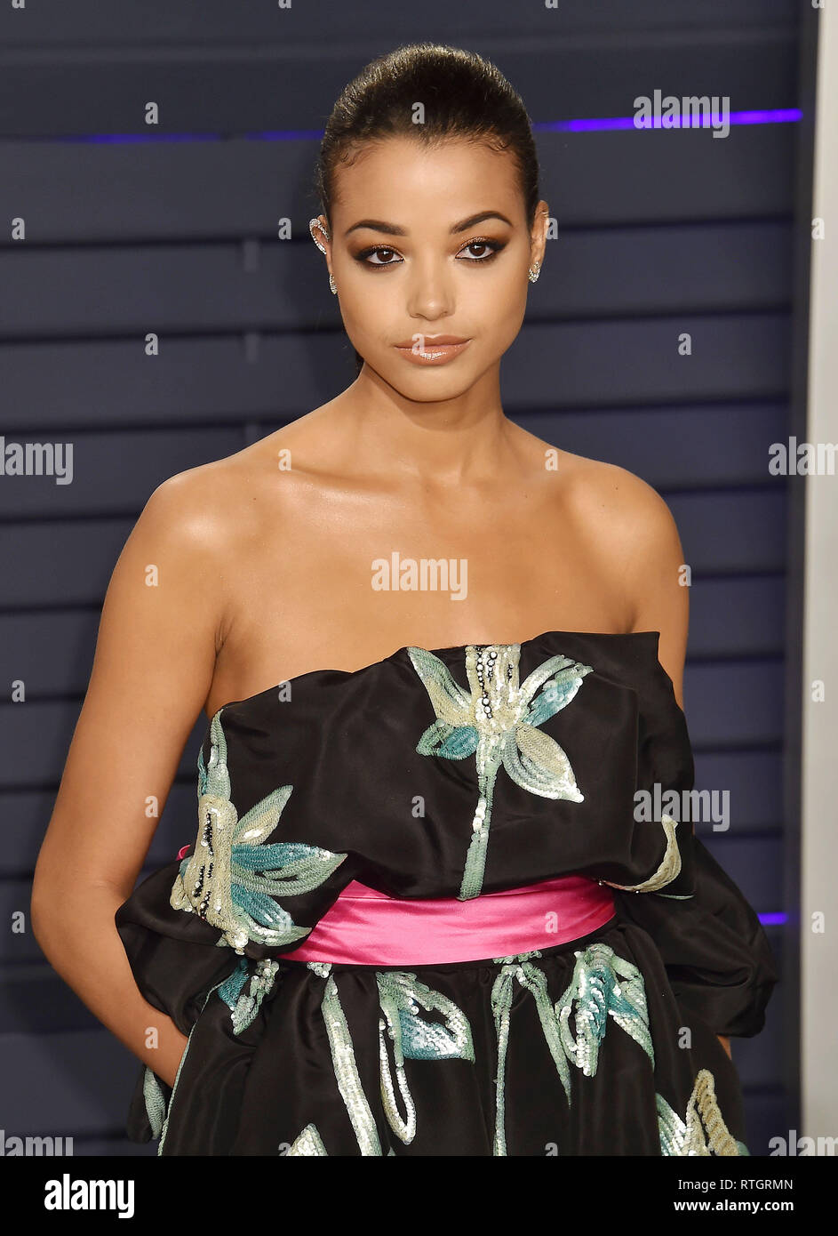 BEVERLY HILLS, CA - 24 de febrero: Ella Balinska atiende el 2019 Vanity