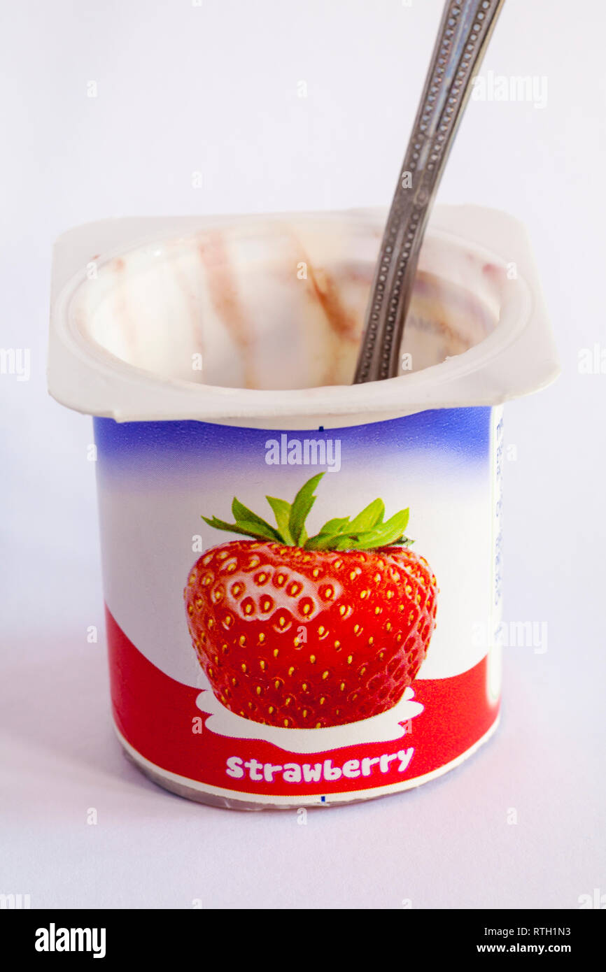 Pote de yogur vacío fotografías e imágenes de alta resolución - Alamy