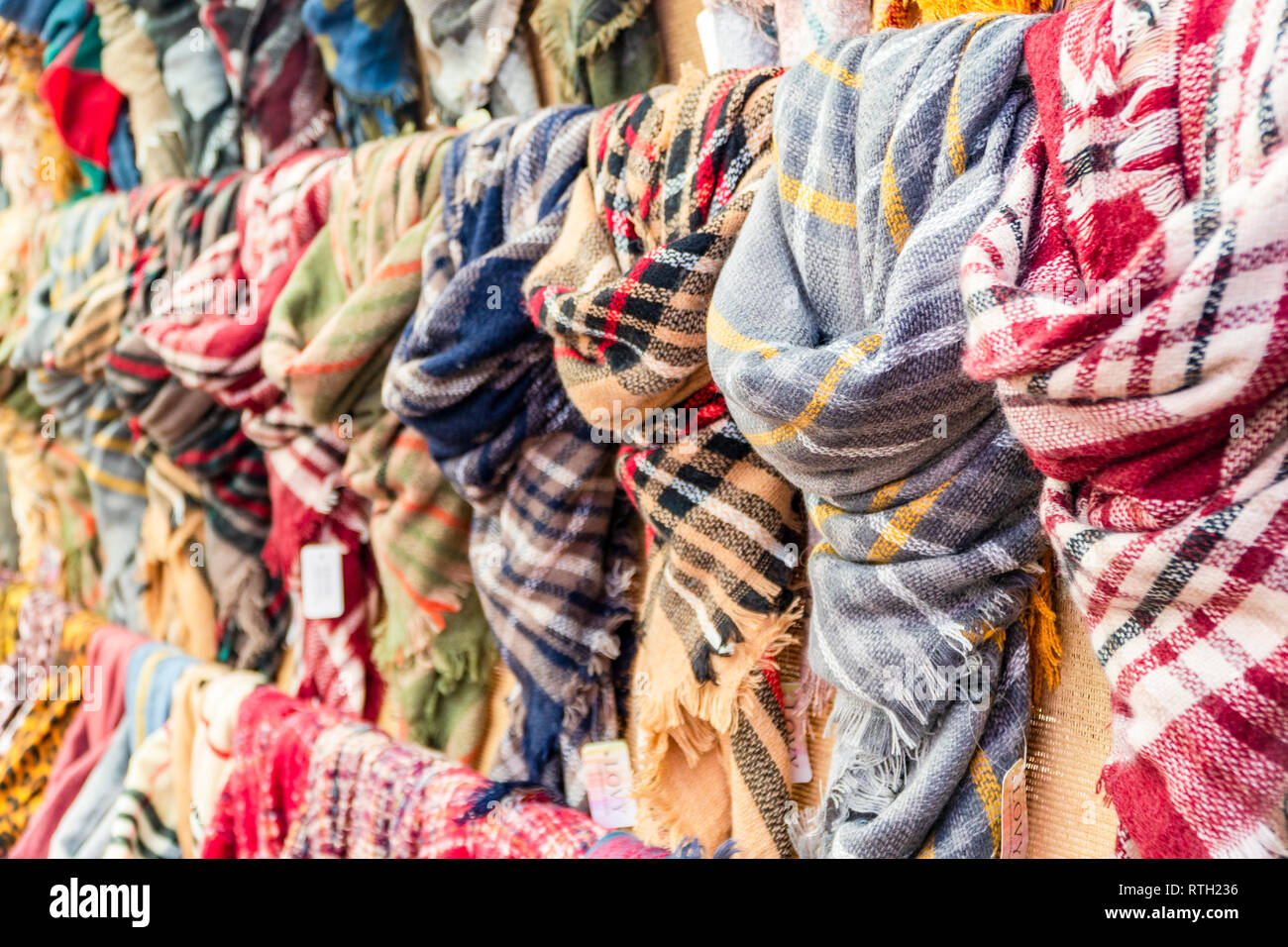 Un montón de coloridos bufandas al aire libre mercado en Morro Jable,  Fuerteventura, ESPAÑA Fotografía de stock - Alamy