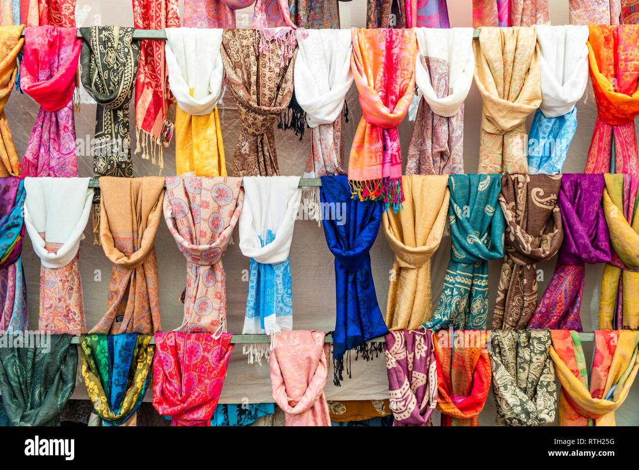 Un montón de coloridos bufandas al aire libre mercado en Morro Jable,  Fuerteventura, ESPAÑA Fotografía de stock - Alamy