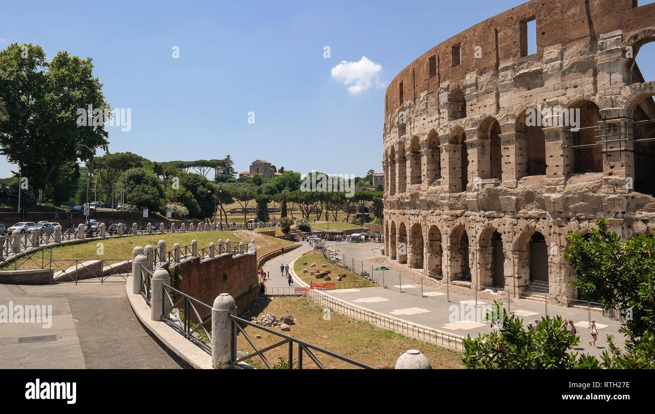 La eterna ciudad italiana Roma y famoso anfiteatro Coliseo o el Coliseo. Fachada original de arena Flavio todavía un símbolo icónico del Imperio Romano. Foto de stock