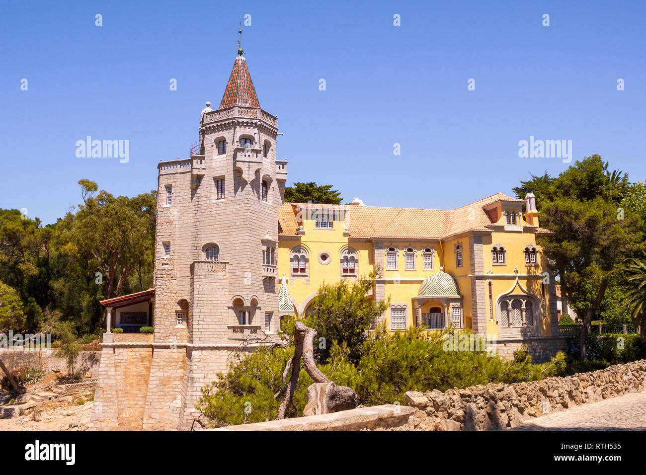 Exterior de los Condes de Castro Guimaraes Museum, originalmente conocido como 'Torre de S. Sebastiao' (San Sebastián de la torre). Fue construido en el año 1900 en Cascais, L Foto de stock
