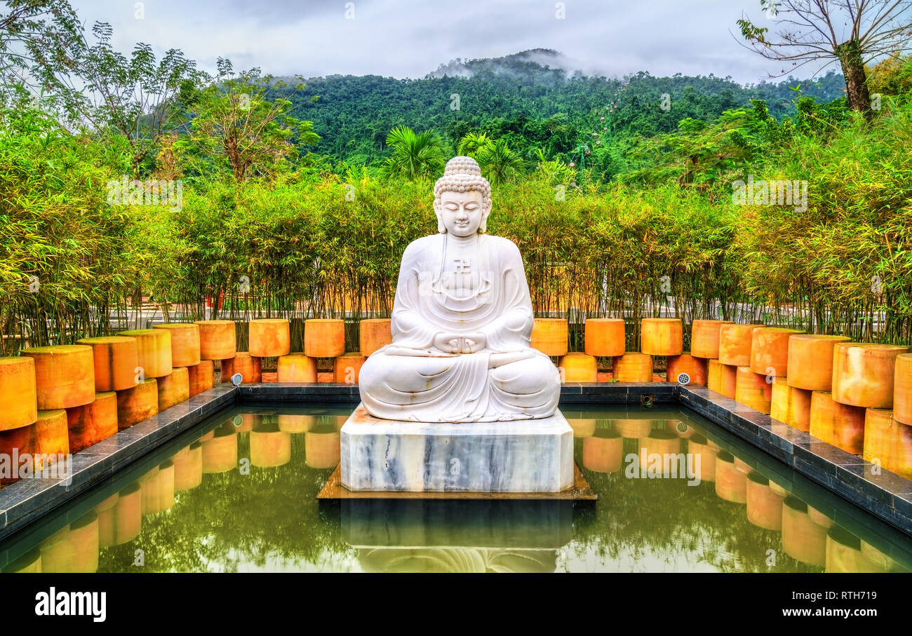 Estatua de Buda en Ba Na colinas en Vietnam Foto de stock