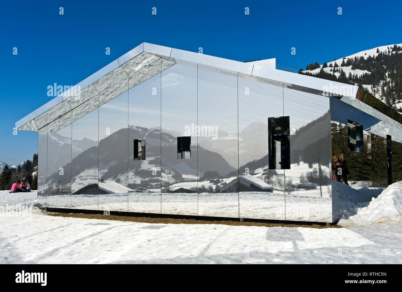 Casa espejo Mirage Gstaad por Doug Aitken, Exposición de Arte Elevation 1049: Frecuencias, Gstaad, Suiza Foto de stock