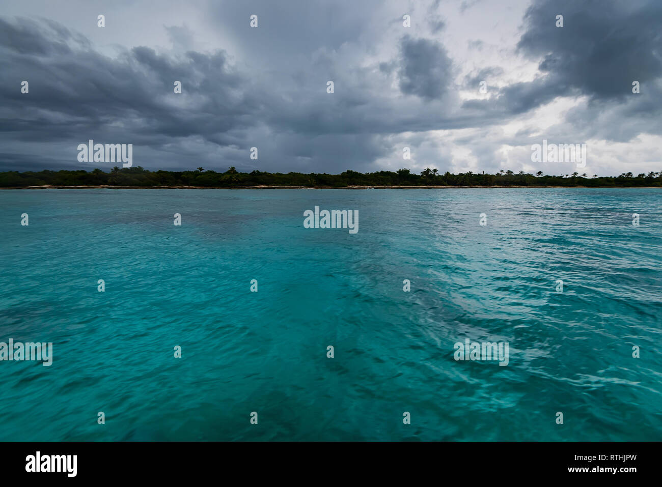 Costa dominicana vista lejana del agua en días nublados Foto de stock