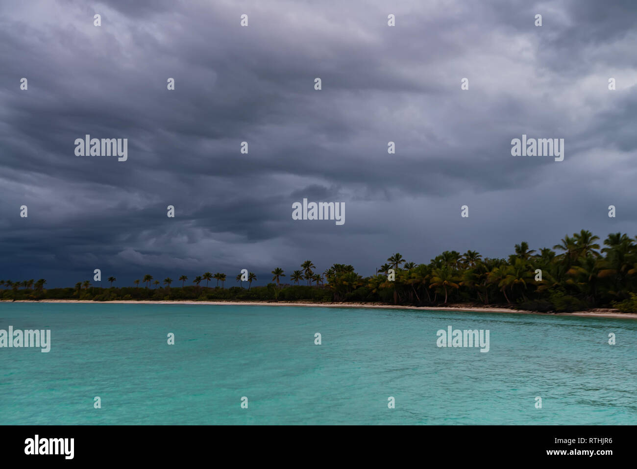 Costa dominicana vista lejana del agua en días nublados Foto de stock