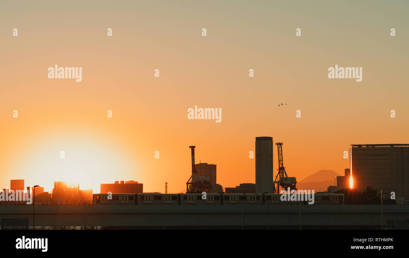 Tokio crepúsculo hermoso atardecer escena. Ver la silueta de la ciudad, en tren, en la industria, y la montaña de Fuji, copie el espacio sobre el cielo claro. Paisaje y naturaleza Foto de stock