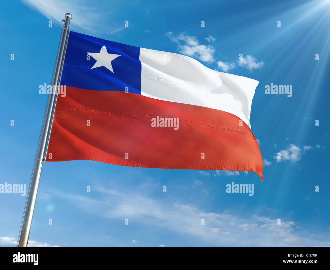 Chile ondear la bandera nacional en la pole contra el soleado cielo