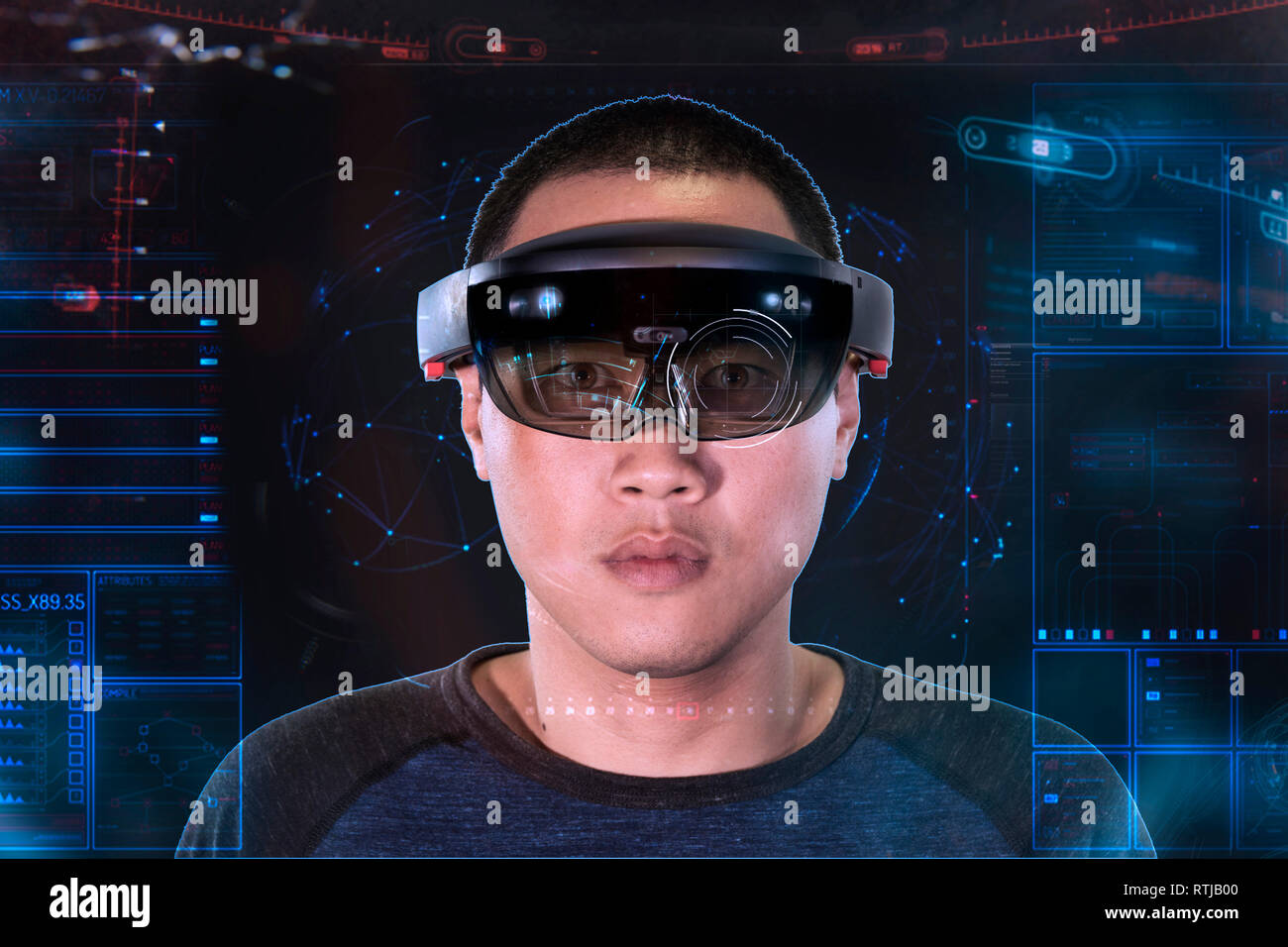 Retrato de joven con ojos de realidad virtual 3D anteojos hololens | Futuro  Turismo con hololens Fotografía de stock - Alamy