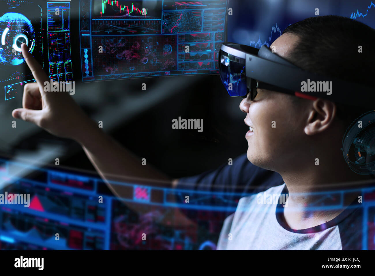 Los hombres de negocios pasos en el mundo de realidad virtual con microsoft  hololens 1 Fotografía de stock - Alamy