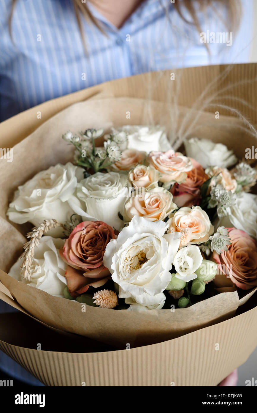 Bouquet de rosas blancas y de color beige. Mujer Floristería sosteniendo  bouquet de flores de interior. Florist hembra preparar ramo de floristería.  Cerca. La madre Fotografía de stock - Alamy