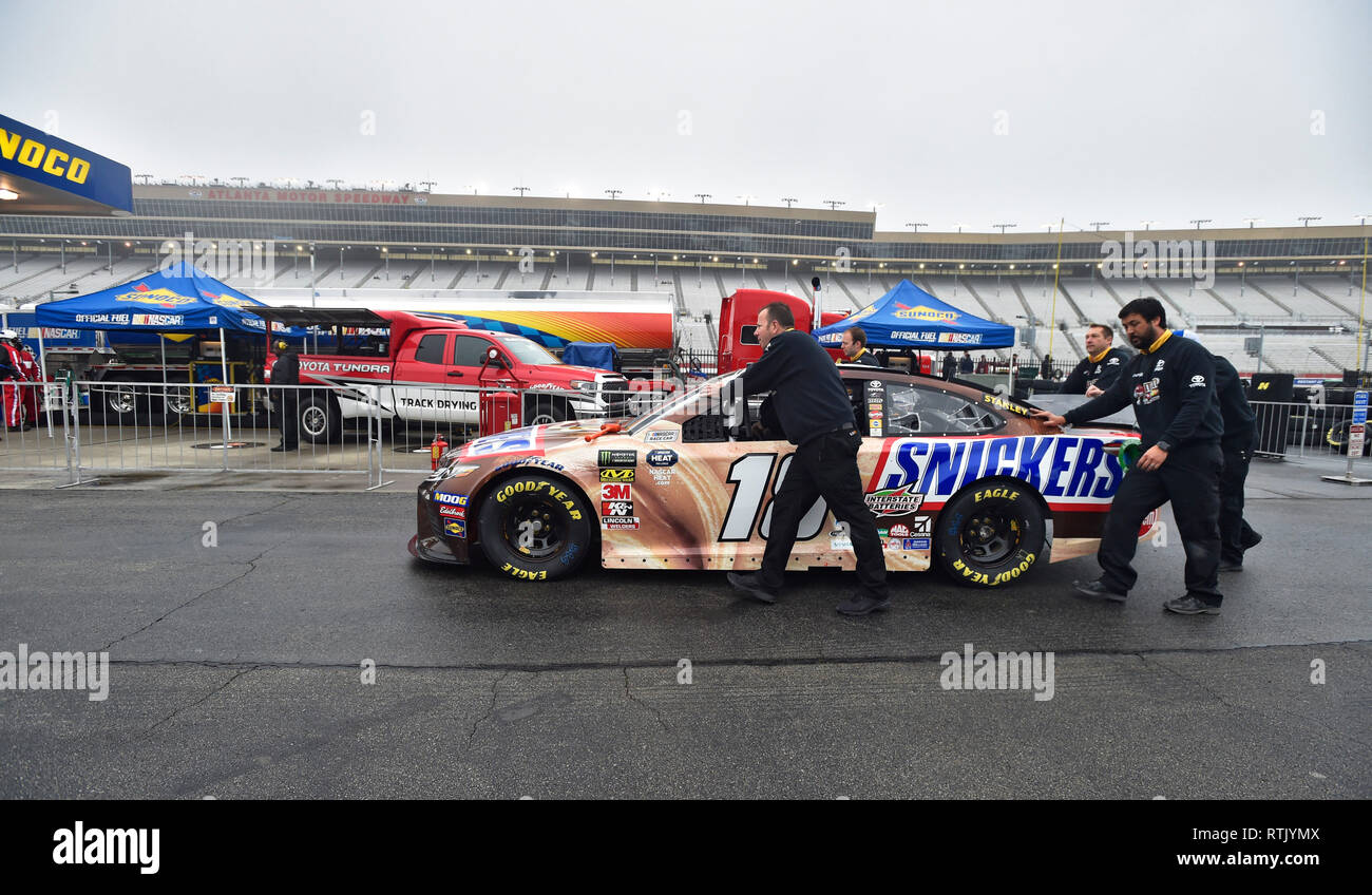 https://c8.alamy.com/compes/rtjymx/hampton-ga-ee-uu-23-feb-2018-los-tripulantes-de-la-toyota-snickers-empujar-el-coche-del-garaje-a-la-fila-de-boxes-antes-del-inicio-de-la-monster-energy-cup-series-practica-el-sabado-en-atlanta-motor-speedway-en-hampton-ga-austin-mcafee-csm-alamy-live-news-rtjymx.jpg