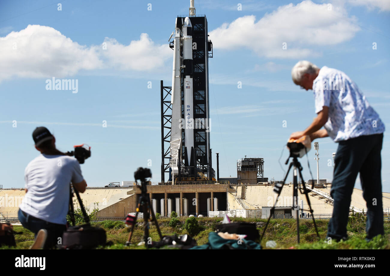 El Centro Espacial Kennedy, Florida, Estados Unidos. 01 Mar, 2019. Un cohete SpaceX Falcon 9 llevar la tripulación no tripulados cápsula Dragón se sienta listo para su lanzamiento el 1 de marzo de 2019 en Pad 39A en el Centro Espacial Kennedy en Florida. El cohete está configurado para levantar en su primer vuelo, Demo-1, el 2 de marzo a las 2:49 a.m. EST. Crédito: Paul Hennessy/Alamy Live News Foto de stock