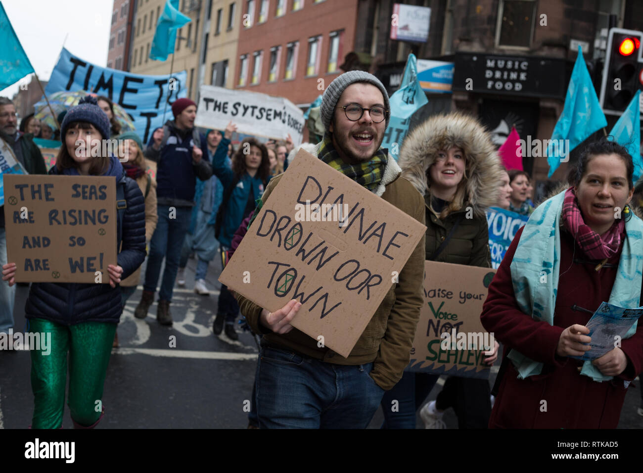 Glasgow, Escocia, el 2 de marzo de 2019. La 'ola azul' demostración por la rebelión de extinción del grupo de cambio climático y de sus partidarios, el bloqueo de carreteras y moviéndose por las calles de la ciudad para resaltar la subida de las aguas del río Clyde y para advertir de los peligros del cambio climático si no se toman medidas urgentes de forma inmediata. La manifestación pacífica de unas 200 personas, culminó con el simbólico lanzamiento de agua desde el río Clyde en la ciudad cámaras pasos, un símbolo de los niveles de agua. En Glasgow, Escocia. Crédito: Jeremy Sutton-Hibbert/Alamy Live News. Foto de stock